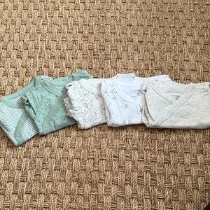Carter’s NWT Baby Set of 5 Onesie in Green and White